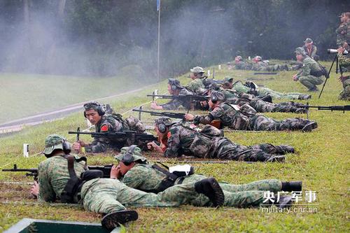 我軍通用機槍射手在比賽中使用的是67-2式通用機槍