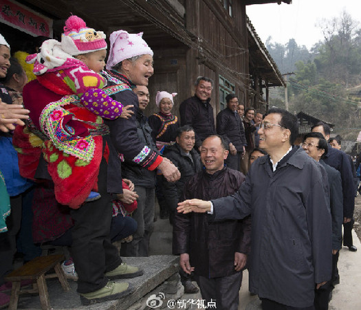 李克強(qiáng)進(jìn)山看望侗寨貧困戶17