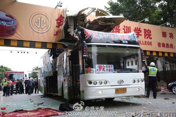 客車被限高架切頭2