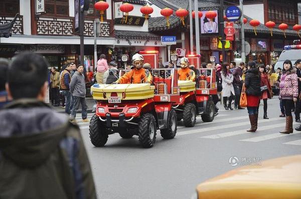 上海消防摩托車上街巡邏。來(lái)源：陳明松 東方IC