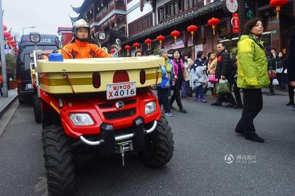 摩托消防車由1人擔(dān)任駕駛員兼戰(zhàn)斗員。