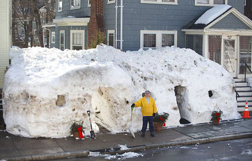 麥克卡夫在他鑿建的雪屋前留影。（網(wǎng)頁截圖）