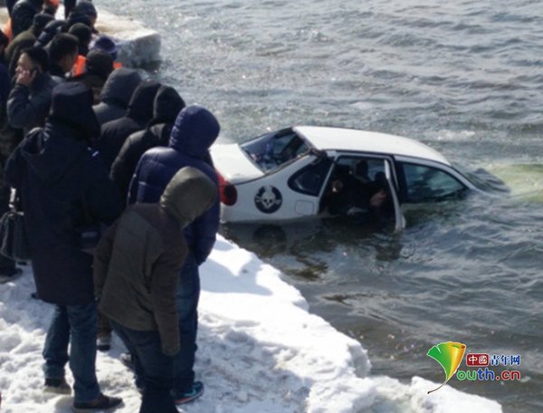 經過緊張的打撈，當日下午，車內已死亡的一男一女拽出后被大家拉到了岸上。經車主父親辨認，男子是其前一天失聯(lián)的兒子張某，女子為張某的女朋友。