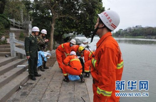 3月19日，消防人員搬運(yùn)遇難者遺體。新華社發(fā)(趙家志 攝)