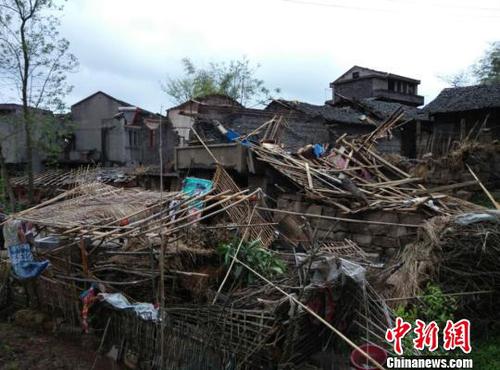 　廣安市武勝縣三溪、飛龍等鄉(xiāng)鎮(zhèn)境內(nèi)遭受狂風、雷電、冰雹災害現(xiàn)場。（王爵攝）