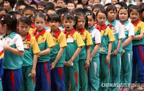 　　2008年5月15日，廣東省佛山市禪城區(qū)穎林學(xué)校學(xué)生為四川地震災(zāi)區(qū)捐款。該校學(xué)生大部分為外來務(wù)工人員子女，且有三分之一的學(xué)生家鄉(xiāng)在四川。