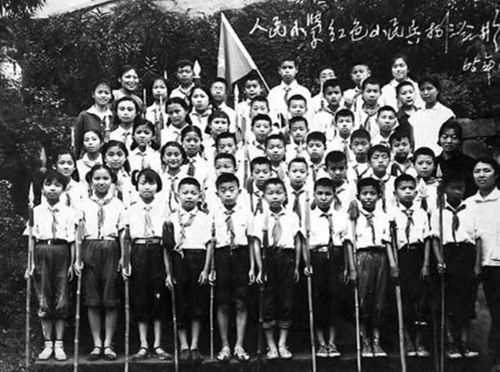 　1965年，“人民小學紅色小民兵”合影，能夠看出當年校服的風格特色。