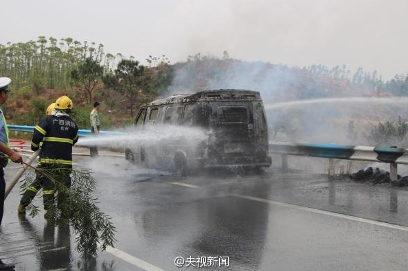 廣西一運鈔車起火-11箱鈔票被燒6