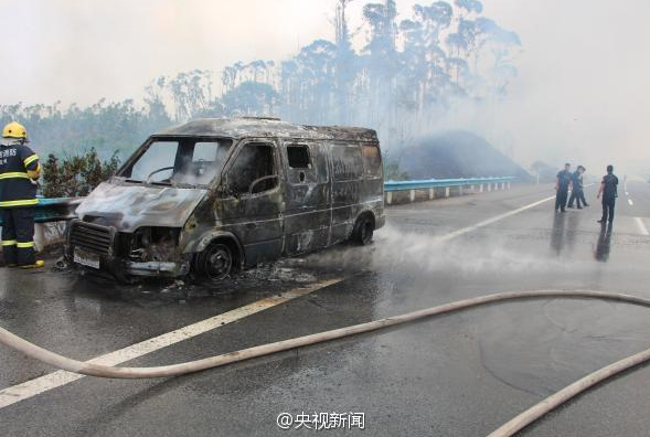 廣西一運鈔車起火-11箱鈔票被燒3