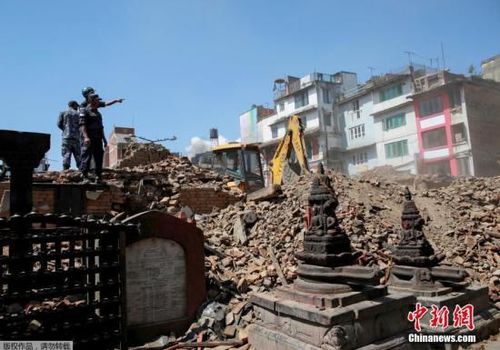 當?shù)貢r間2015年4月27日，尼泊爾加德滿都，尼泊爾警察在一處坍塌的廟宇徒手清理瓦礫，尋找幸存者。