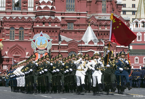 5月7日，在俄羅斯首都莫斯科，中國(guó)人民解放軍三軍儀仗隊(duì)在彩排中列隊(duì)行進(jìn)。當(dāng)日，俄羅斯在莫斯科紅場(chǎng)舉行紀(jì)念衛(wèi)國(guó)戰(zhàn)爭(zhēng)勝利70周年紅場(chǎng)閱兵式總彩排。新華社記者馬占成攝