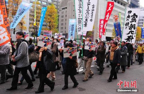 資料圖：來自日本各地的數(shù)千名市民組織“守護(hù)憲法第九條之會”人士，在東京市中心的日比谷公園內(nèi)舉行大型集會，并在之后沿銀座、有樂町等繁華街區(qū)游行，呼吁守護(hù)和平憲法，反對解禁集體自衛(wèi)權(quán)。中新社發(fā) 王健 攝