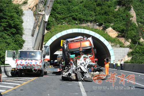 高速公路封閉，進行道路清障。