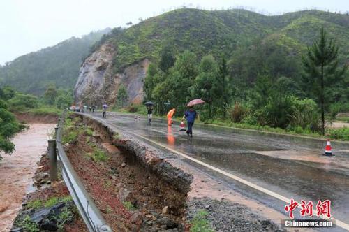 圖為5月19日，江西贛州石城縣珠坑鄉(xiāng)塘臺村通往福建寧化縣的公路出現(xiàn)塌方。陳小強 攝