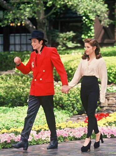 “夢(mèng)幻莊園”是杰克遜與麗莎·瑪麗·普雷斯利（Lisa Marie Presley）結(jié)婚的地方，兩人1996年離婚。