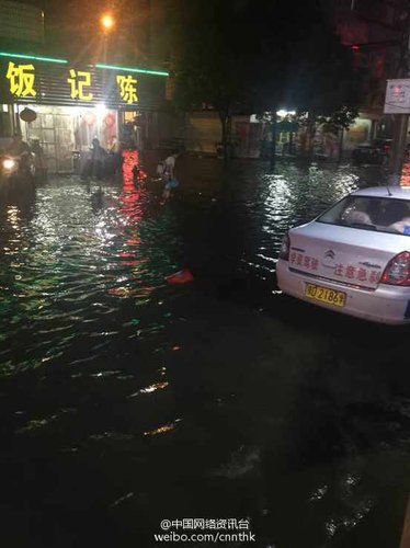 而湖北荊州監(jiān)利縣由于持續(xù)降雨，多條道路被淹，水深大約60公分，目前當(dāng)?shù)卣诮M織公安，武警等部門轉(zhuǎn)移群眾。