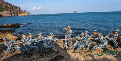 訓(xùn)練間隙有多種休閑活動，比如海邊的拔河。曹占禮 攝