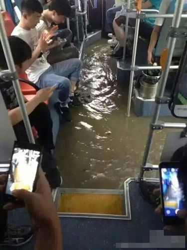 6月2日，江蘇多地出現(xiàn)暴雨，省會南京更是達到大暴雨級別，這是南京今年來最大的一場雨，全城被淹，部分地區(qū)水深及腰。雖未到梅雨季節(jié)，但南京這場雨，已頗具汛期神韻。