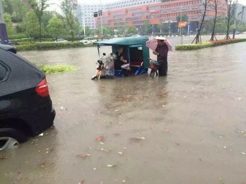 圖為暴雨中的南京。1