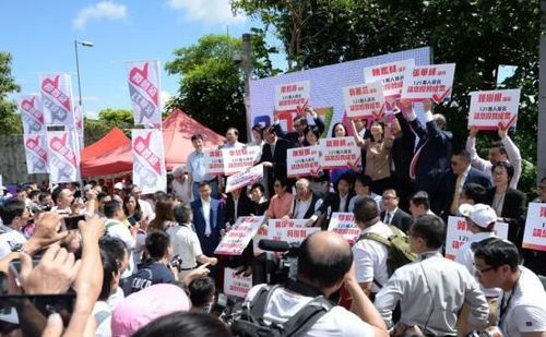 　6月17日上午，香港政府就政改方案提交立法會審議表決。圖為支持政改方案的香港團體在立法會大樓外集會。