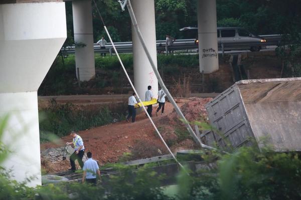 清晨5：25，救援人員在現(xiàn)場清理出一具遇難者遺體。據(jù)事故現(xiàn)場附近的廢品場工作人員介紹，凌晨3：00許，突然聽到巨響，便出來查看，當(dāng)時匝道已斷開倒塌。圖為事故現(xiàn)場，有大貨車翻倒在路面上。