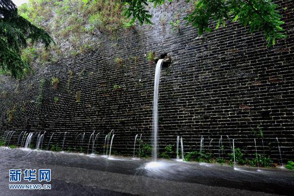 　 6月27日，南京明城墻太平門段再現(xiàn)“龍吐水”景觀。　　