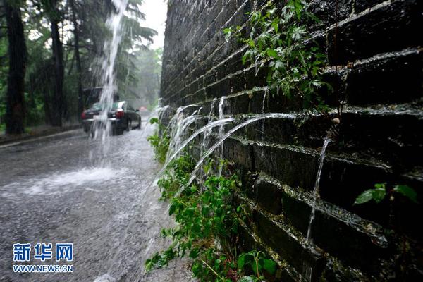 6月27日，南京明城墻太平門段再現(xiàn)“龍吐水”景觀。　　