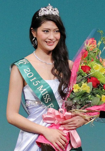 世界四大選美比賽之一的“Miss Earth”11日在東京舉行比賽，24歲的新潟女孩山田彩乃脫穎而出成為2015地球小姐日本賽區(qū)代表。日本網(wǎng)友紛紛吐槽“長(zhǎng)太丑”。