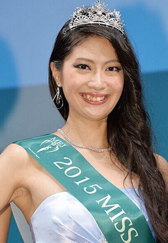 世界四大選美比賽之一的“Miss Earth”11日在東京舉行比賽，24歲的新潟女孩山田彩乃脫穎而出成為2015地球小姐日本賽區(qū)代表。日本網(wǎng)友紛紛吐槽“長太丑”。1