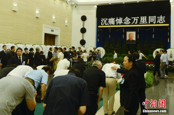 7月22日，萬(wàn)里遺體在北京火化，社會(huì)各界人士前往八寶山殯儀館進(jìn)行悼念。 中新社發(fā) 盛佳鵬 攝