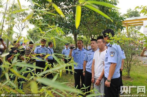 2015年07月20日，安徽滁州，菱溪湖公園兇殺案犯罪嫌疑人在菱溪湖公園進(jìn)行犯罪現(xiàn)場指認(rèn)。1