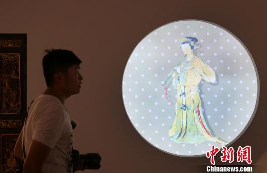 “溫·婉——中國古代女性文物大展”正在南京博物院布展。 泱波 攝