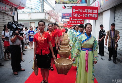 圖為宋城景區(qū)采取游客打賞模式。