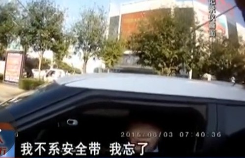 近日一名女子駕車沒系安全帶，并拒絕靠邊停車接受處罰。在被110警察強(qiáng)制帶走時(shí)，突然自解衣扣，并稱警察脫她衣服，弄得當(dāng)值民警哭笑不得。