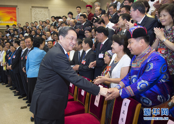 8月18日，中共中央政治局常委、全國(guó)政協(xié)主席俞正聲在北京會(huì)見(jiàn)第六次全國(guó)民族教育工作會(huì)議代表并與大家合影留念。 新華社記者 謝環(huán)馳 攝