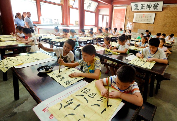 　　八月十五日，北京高碑店首屆中國書畫藝術(shù)節(jié)在高碑店國粹書畫藝術(shù)區(qū)拉開帷幕。在科舉匾額博物館，高碑店小學(xué)的同學(xué)通過學(xué)做拓片、誦讀弟子規(guī)、中國繪畫書法等課程學(xué)習(xí)傳統(tǒng)文化。本報(bào)記者 賈寧 攝