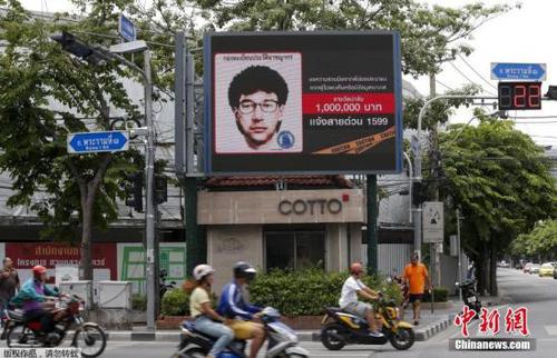 曼谷街頭的一個電子廣告牌上，打出了曼谷爆炸案嫌疑人的通緝令。