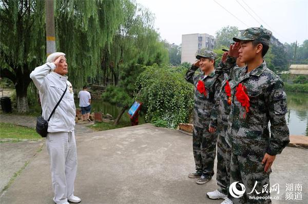 入伍新兵向抗戰(zhàn)老兵方耀寰敬軍禮致敬。 胡丹 攝