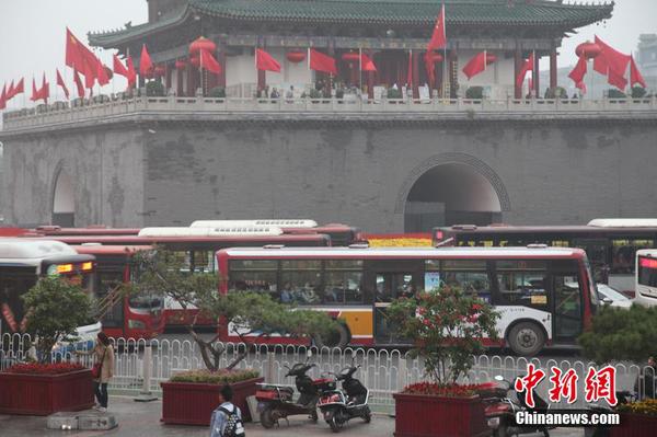 9月30日，西安，2015年國(guó)慶黃金周到來(lái)，全國(guó)各地又將迎來(lái)“堵車”高峰，晚上堵成“銀河”，白天堵成“停車場(chǎng)”。彭華 攝 圖片來(lái)源：CFP視覺(jué)中國(guó)