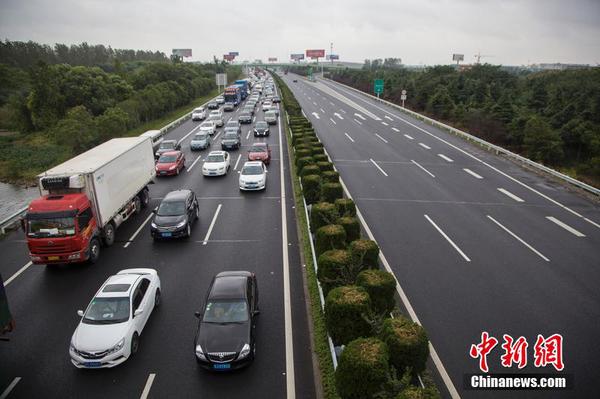 10月1日，江蘇南通，車輛在沈海高速蘇通大橋南通段緩行。朱吉鵬 攝 圖片來源：CFP視覺中國