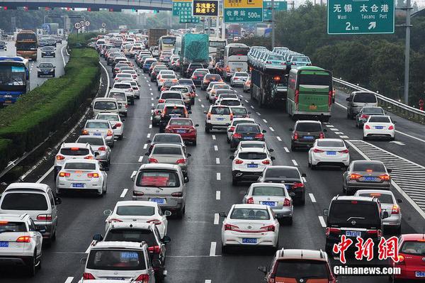 10月1日，江蘇蘇州，國(guó)慶長(zhǎng)假高速公路免費(fèi)通行第一天，沿江高速江蘇省太倉(cāng)主線收費(fèi)站附近出現(xiàn)數(shù)百米的車(chē)流長(zhǎng)龍，從上海方向駛出的大量車(chē)輛緩慢通行經(jīng)過(guò)沿江高速江蘇太倉(cāng)段。計(jì)海新 攝 圖片來(lái)源 CFP視覺(jué)中國(guó)