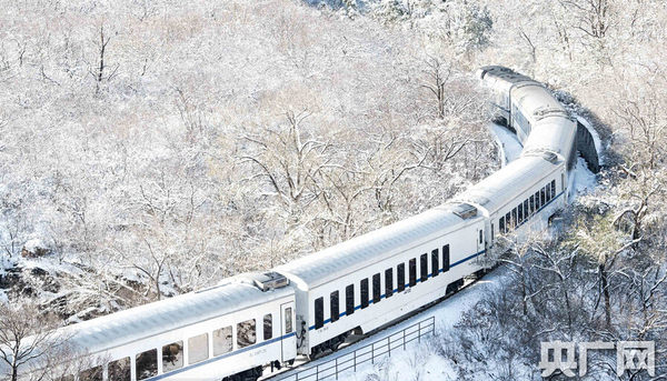 S2列車穿越居庸關(guān)雪海。