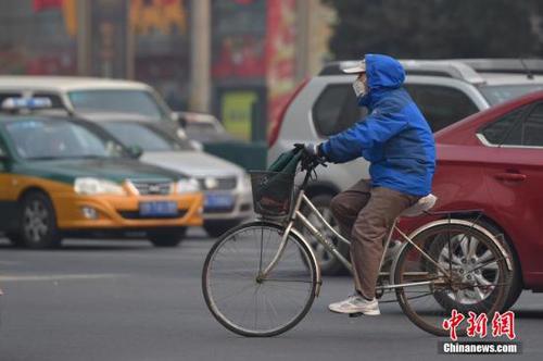 12月7日 北京遭新一輪霧霾侵襲 氣象臺再次發(fā)布橙色預(yù)警。 中新網(wǎng)記者 金碩 攝