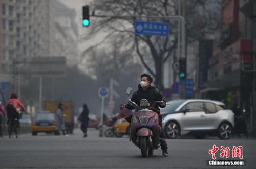 12月7日北京遭新一輪霧霾侵襲 氣象臺再次發(fā)布橙色預警。中新網(wǎng)記者 金碩 攝