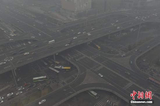 霧霾中CBD中央商務(wù)區(qū)國貿(mào)橋，單雙號實(shí)行車輛明顯減少。 圖片來源：視覺中國