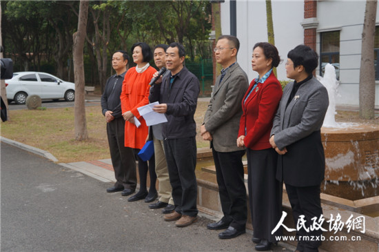 致公黨福建省委副主委、致公黨廈門市委主委徐平東（右四）宣布開營(yíng)。_副本