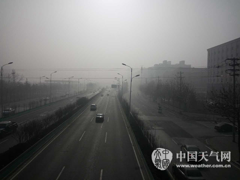 12月25日，石家莊東二環(huán)附近天空灰蒙蒙一片。