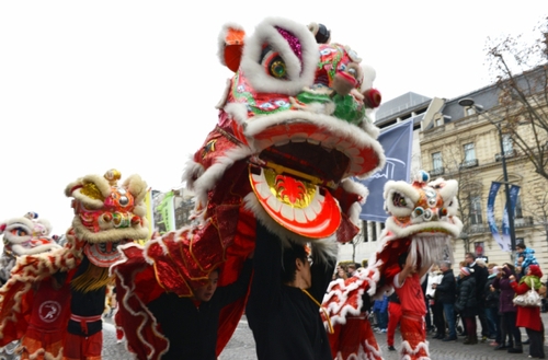 1月1日，在法國(guó)巴黎，來自巴黎華埠的謝卓賢金龍醒獅武術(shù)隊(duì)在香榭麗舍大街表演舞獅。