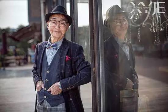 酷斃了！孫子給85歲爺爺拍了一組街拍照