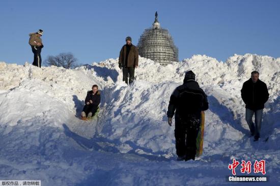 當(dāng)?shù)貢r(shí)間1月24日，美國(guó)遭遇暴風(fēng)雪襲擊。罕見暴風(fēng)雪天氣重創(chuàng)美國(guó)東北部地區(qū)，當(dāng)天美國(guó)首都華盛頓、費(fèi)城全城停擺，美國(guó)最大城市紐約幾乎全城癱瘓。